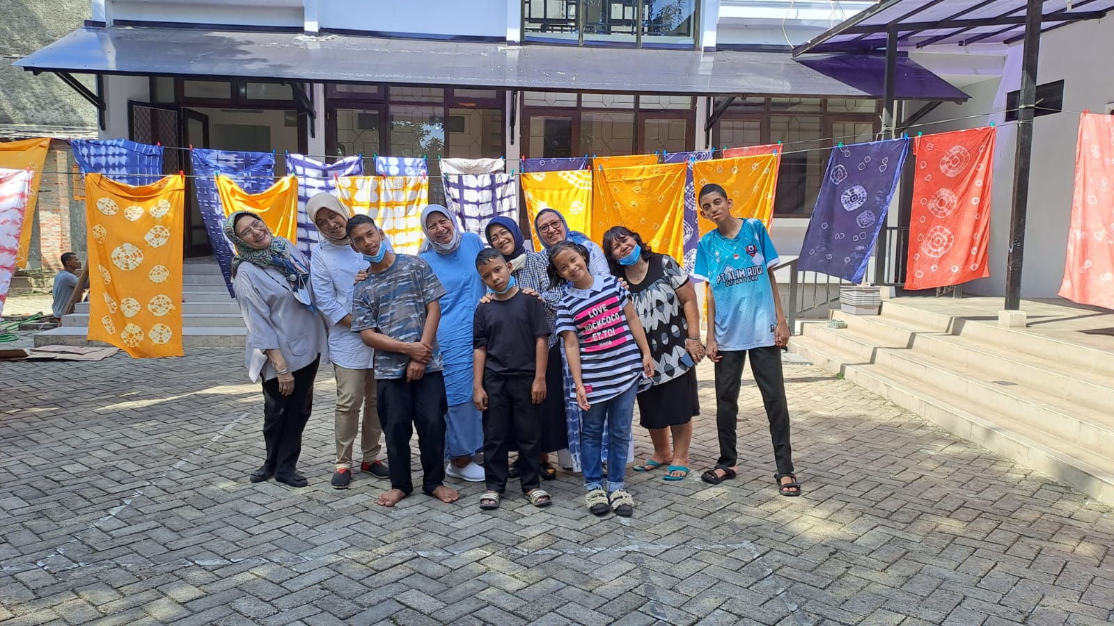 Read more about the article Belajar Membuat Batik Shibori Bersama Anak – Anak Unit Cirendeu
